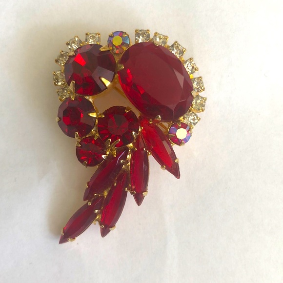 Vintage Jewelry - Red rhinestone pin